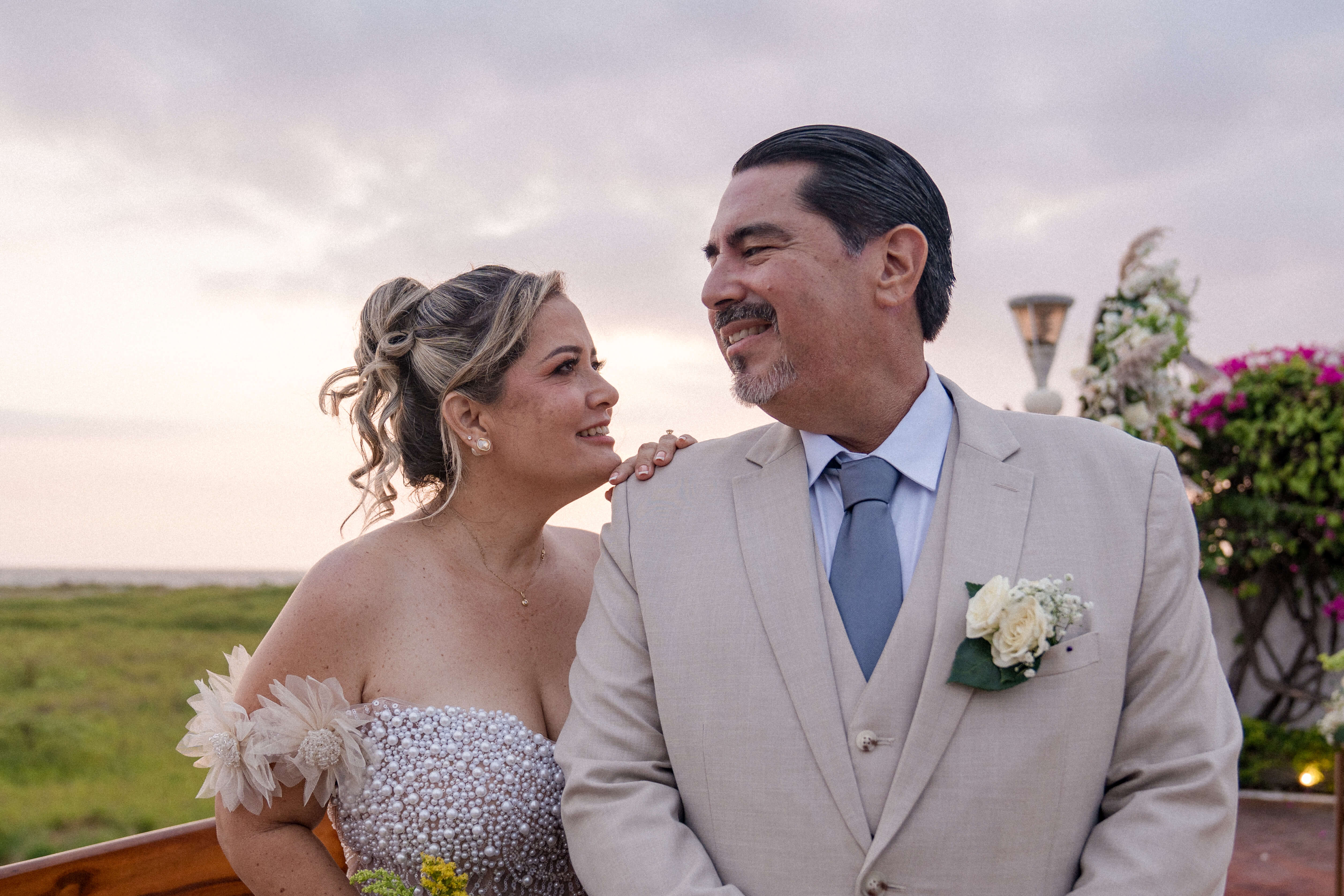Imágenes cinematográficas de una pareja novata celebrando su amor en la playa general villamil playas.